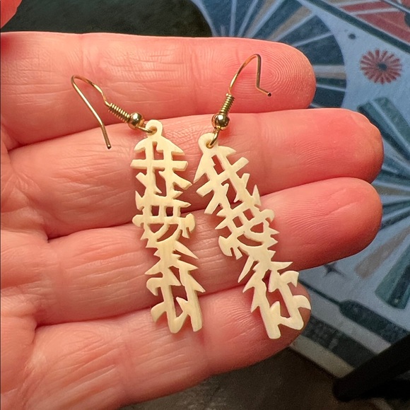 Vintage Carved Bone Horn Chinese Character Calligraphy Dangle Earrings - Picture 2 of 3